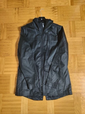 Regnjacka, Storlek M - Regnjacka/kappa från varumärket William Baxter i storlek M. Nyskick, använd 1 gång efter det har jackan legat i garderoben. Hör av er vid intresse/funderingar. PRIS KAN DISKUTERAS!