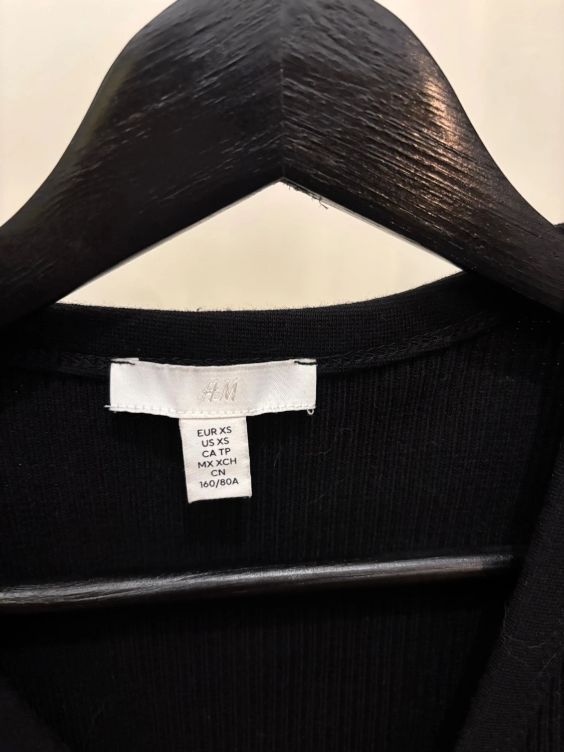 Svart ribbad ärmlös topp med knappar - 2