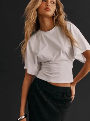 Vit croppad t-shirt med kort ärm - Snygg vit croppad topp med rund halsringning och korta ärmar.