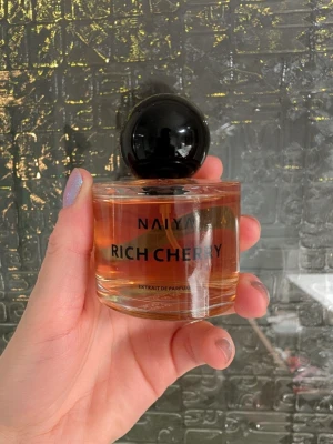 Naiya Rich Cherry parfym - Naiya Rich Cherry, extrait de Parfum. Använd några gånger. Inspirerad av Lost Cherry.                                             Toppnoter: Fylligt körsbär och bittermandel. Hjärtnoter: Sammetiga rosblad, plommon och jasmin. Basnoter: Krämig vanilj och tonkaböna.                      Kolla gärna min sida, jag har fler parfymer. 