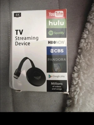 TV Streaming Device 4K svart Any cast - TV Streaming Device i svart för 4K-upplösning. Kompatibel med appar som YouTube, Hulu, Spotify, HBO NOW, CBS, Pandora och Google Play. Enheten har rund form och ansluts via HDMI. Perfekt för att streama filmer, serier och musik direkt till din TV.
