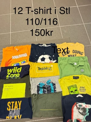 Färgglada t-shirts med tryck, 12-pack - Säljer 12 t-shirts i olika färger och med olika tryck och text. Flera har coola motiv som fotboll, bilar och roliga citat. T-shirtsen är kortärmade och finns i färger som gul, grön, blå, orange och grå. Perfekt för dig som gillar variation och färg!