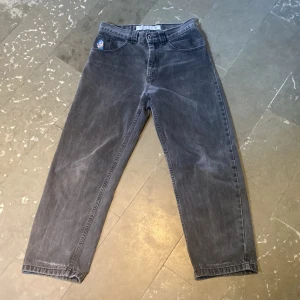 Polar 93 denim - Priset kan diskuteras vid snabb affär. Snygga svart/gråa jeans av polar skate co Fullpris:1300  knappt använda endast lite slitage där ner (se bild 4)