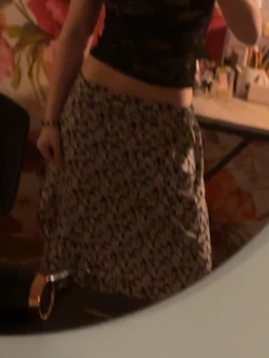 Blommig långkjol i blått och vitt - Säljer en flowy långkjol med blommigt mönster i blått och vitt. Kjolen har en avslappnad passform och är gjord i ett lätt material som känns perfekt för varmare dagar. Midjan är normal och kjolen har en klassisk, tidlös look.