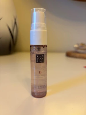 Rituals Ritual of Sakura hår- och kroppsmist 20ml - Rituals The Ritual of Sakura – Body Mist 20ml Fräsch och lätt body mist från Rituals med den populära Sakura-doften (körsbärsblomma & rismjölk).  ✔️ Skick: Endast sprutad 1 gång ✔️ Doft: Mjuk, fräsch och feminin  Säljs då den tyvärr inte kom till användning. Nästan som ny