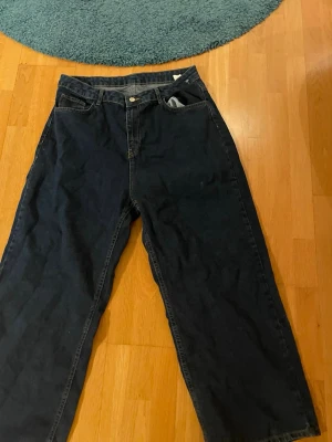 baggy jeans - feta baggy byxor knappast använda men köpte på second hand så vet inte vad märket är, pris kan alltid diskuteras, storlek xl men sitter nice med ett bälte 