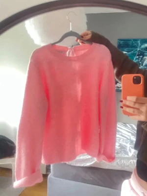 Rosa stickad tröja med söta knytdetaljer - Så fin rosa tröja med knytdetaljer i ryggen🩷🩷🩷använd 1 gång så den är i perfekt skick