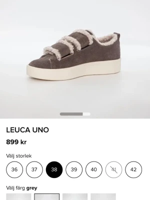 Grå sneakers Duffy - Unika grå sneakers från Leuca Uno (Duffy). Liknar inuiiki skorna! Skorna har en tjock vit sula och är tillverkade i mockaliknande material. Perfekta för dig som vill ha något extra till din outfit. Använda ca 2-3 gånger, nypris är 900 kr. Säljer för de är för stora!