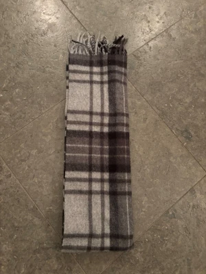 DRESSMANN HALSDUK - Halsduk från dressmann för att hålla dig varm, samt se stiligast ute! Perfekt skick, nästan som ny!