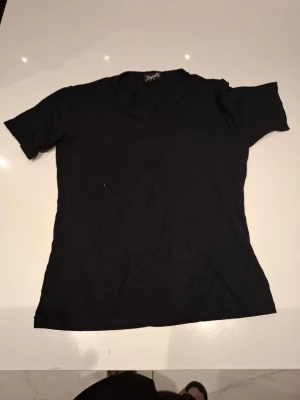 Svart blus - Skriv om du har några funderingar 