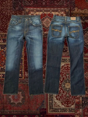 Vintage Nudie jeans - Sjukt najs Nudie jeans i modellen Slim Jim i storlek 29/32 ✌️ Jeansen har en otrolig tvätt och aningen boot cut passform, skriv vid minsta lilla fråga eller fundering! A: 37,5 cm B:105cm
