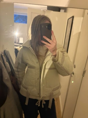Ljusbeige pufferjacka med snörning - Helt oanvänd vårjacka, bara testad på! Köpte för ett tag sen men har legat kvar i förpackningen sen dess. Från Nordic Atelier och prislappen kvar. Nypris 1200kr ca 🌸 Lotte croppad i modellen men skitsnygg! 