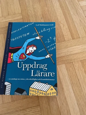Uppdrag Lärare antologi - Boken 'Uppdrag Lärare' är en antologi med blått omslag och illustration av en superhjälte-lärare. Den handlar om läraryrkets status, yrkesskicklighet och framtidsdrömmar. Redaktör är Leif Mathiasson och boken ges ut av Lärarförbundet.