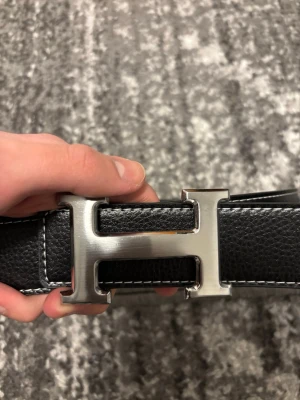 Svart H bälte - Helt nytt H bälte i svart, 110cm o perfekt tillägg till outfits👍🏼