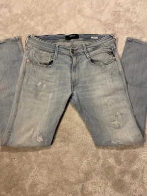 Replay jeans  - Säljer feta Replay Replay jeans! Storlek. Är W32 L34 och modellen är Anbass. Jeansen är i fin skick förutom defekten vid bild 5. Skriv för frågor eller liknande!!!
