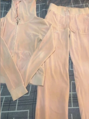 Ljusrosa juicy couture  - Sökerrrr!!! Xxs-s funkar skit bra!!!