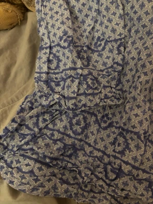 Söt sommarblus!  - Jättesöt blus från RoseBud, kommer inte till användning och är inte riktigt min stil! Är nästan aldrig använd och är i ett jättebra skick med skönt material! Skriv för fler bilder 