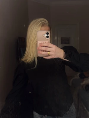 Svart blus  - Jätte fin svart blus med puffärm! 