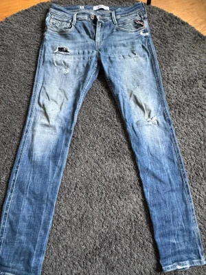 Replay Anbass Jeans - Använda men fortfarande i bra skick! 8,5/10. Skriv ett pm om du undrar något😊