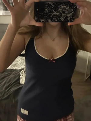 Marinblå Odd Molly linne spets rosetter  - Storlek: 1 (motsvarar xs-s)  Färg: Mörkblå  Märke: Odd Molly  Utseende: Linne i skönt och tunt material med spets som följer urringningen med en rosett på   Mycket fint! Kommer ej till användning  