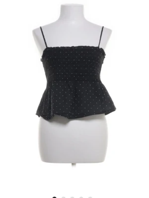 Prickig topp - Prickig marinblå topp köpt på sellpy storlek 38, aldrig använd💕