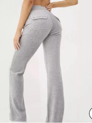 Juicy couture  - Säljer mina grå juicy couture byxor i storlek M. De är lite smutsiga och slitna längst ned vid fötterna. Nypris 1199kr Egna bilder privat💗