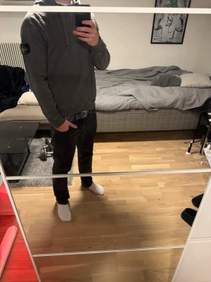 Stone Island Hoodie - En riktigt fet Stone Island Hoodie som passar till alla tillfällen! Storleken är M och den är köpt i Köpenhamn för något år sen. Har mest legat i garderoben och dammat, (knappt använd)                                                    Skriv vid minsta fundering!💫🍾                       Priset är inte huggit i sten vid en snabb affär! 🪨 