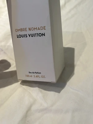  Ombre Nomade parfym - Priset kan diskuteras , Ombre Nomade, i elegant vit kartong med guld- och svart text. Flaskan innehåller 100 ml Eau de Parfum. Lyxig design och ikonisk logga på toppen av förpackningen.vet inte äkta 