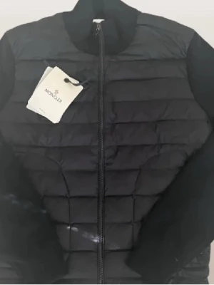 Moncler cardigan - Moncler cardigan | storlek M men passar även S | bra skick inga defekter | ställ frågor och priset skulle kunna diskuteras