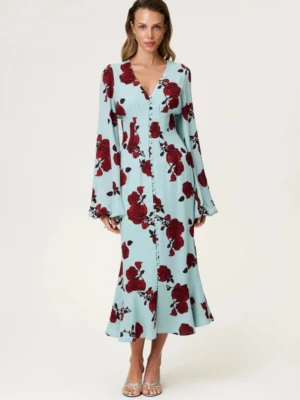 Adoore klänning mint strl 36 - Ljusblå långklänning med röda blommor, v-ringning och långa ärmar. Klänningen har en lätt utsvängd nederdel och knappar framtill. Perfekt för dig som vill sticka ut med ett romantiskt och trendigt mönster. Helt ny med tags! Nypris: 1695kr