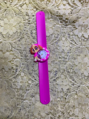 Två Paw Patrol slap-on klockor - Säljer två färgglada slap-on klockor med Paw Patrol-motiv. En klocka är rosa med Skye och blommor runt urtavlan, den andra är blå med Chase och stjärnor. Perfekta accessoarer för dig som gillar Paw Patrol och vill ha något lekfullt på handleden. Helt ny 108kr/st 