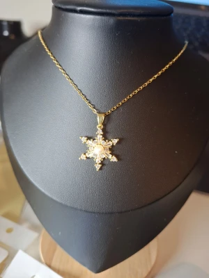 Guldigt halsband med snöflingehänge - Fler fina accessoarer finns på min profil 💍  More exquisite accessories on my profile listings.