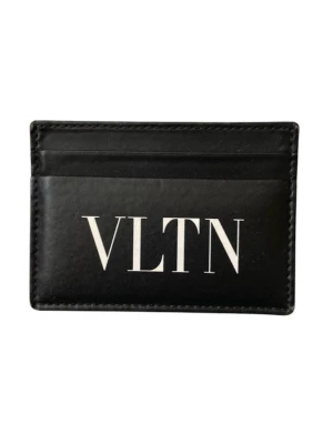 Svart Valentino korthållare i läder - Snygg svart korthållare från Valentino med VLTN-logga i vitt på framsidan. Tillverkad i slätt läder med plats för flera kort. Perfekt accessoar för dig som gillar stilrena detaljer och designerplagg.