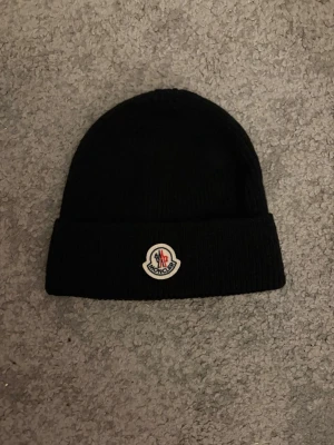Moncler Mössa - En riktigt schysst Moncler mössa istället för 2900kr kostar den 499kr. Om du inte vill frysa om öronen och samtidigt ha stil är detta det bästa valet.