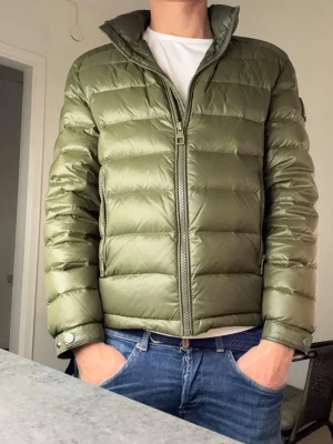 Bvaldi Vinterjacka - Säljer en riktigt snygg Bvaldi vinter jacka, skick 7-10 storlek-passform XS hör av dig om du har några frågor eller funderingar! Pris kan diskuteras vid snabbt köp!🤝🙌