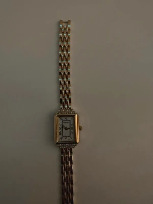 Guldfärgad  klocka - Elegant klocka med romerska siffror! 