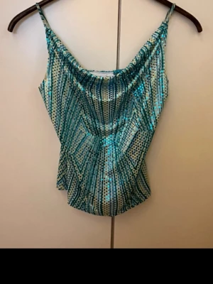 Vintage topp - Glittrig topp med paljetter i fint skick. Skulle säga stolek s/xs