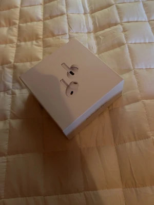 Apple AirPods Pro trådlösa hörlurar - Säljer ett par Apple AirPods Pro i vit färg. De är true wireless in-ear hörlurar med stilren design och laddningsetui. Perfekta för musik, poddar och samtal. Kommer i originalförpackning och har den klassiska Apple-looken.