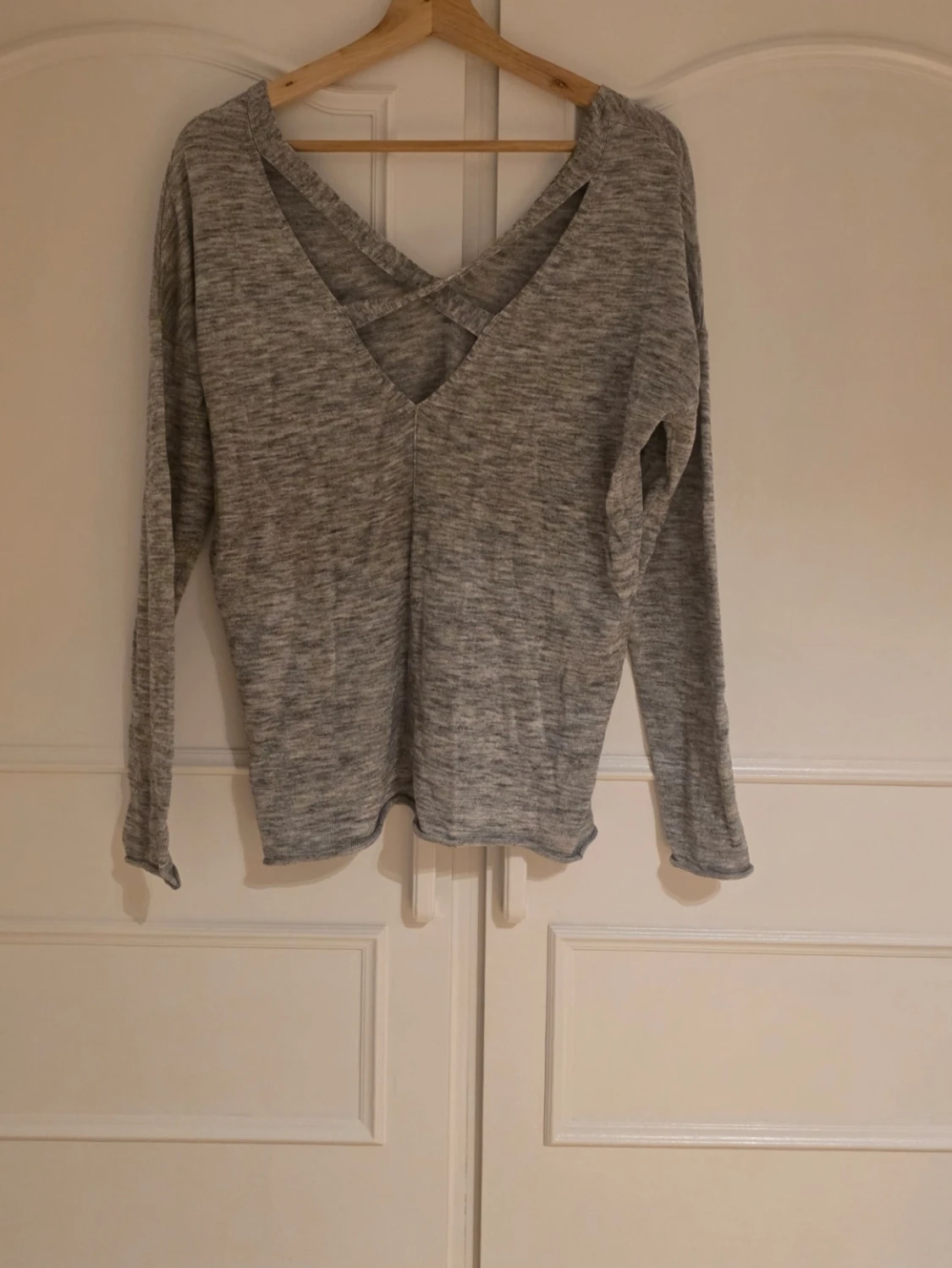 Grå långärmad tröja med V-ringning - 1