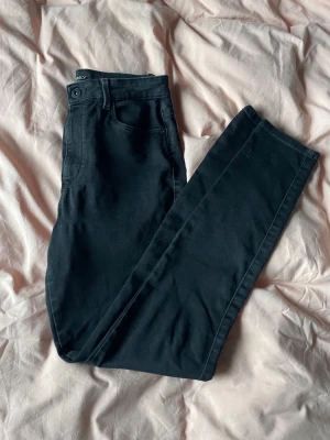 Svarta jeans stretch skinny - Smala svarta jeans från only. Mjukt Stretchigt material. 