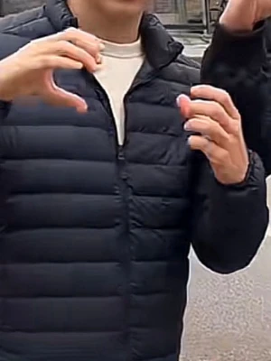 Svart jacka från Uniqlo - säljer en helt ny snygg svart dunjacka från uniqlo med ett nypris på 900kr - storlek S - säljer för 499, pris går att diskutera vid snabb affär! 