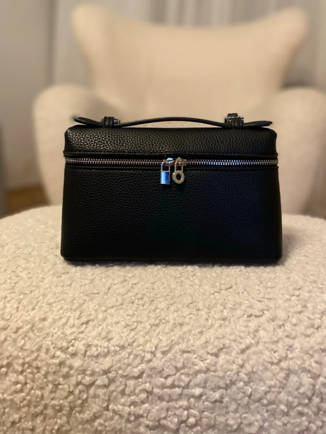 Svart handväska med silverdetaljer