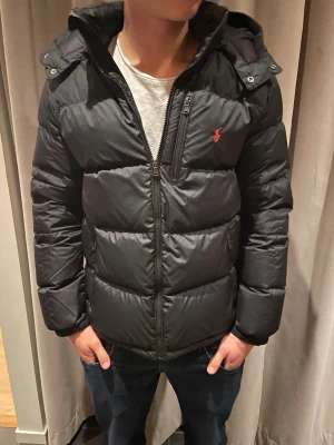 Ralph Lauren Jacka  - Säljer denna Polo Ralph Lauren jackan. Passar perfekt nu till vintern. Skick 9/10 sprillans ny inga synliga defekter. Nypris ligger runt 6000kr men säljer nu för 2249 Hör gärna av er vid minsta lilla fundering. 