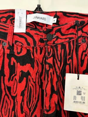 Helt nya Röda mönstrade jeans från Junkyard M - Unika röda jeans från Junkyard med svart abstrakt mönster. Modellen har raka ben, hög midja och klassisk femficksdesign. Materialet är kraftig denim som ger en cool och edgy look. Perfekta för dig som vill sticka ut i mängden.