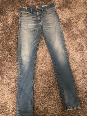 Hugo boss jeans - Ljusblåa jeans från hugo boss med lite fadings, jeansennär i super bra skick så hör av dig om due intresserad