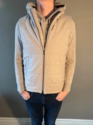 John Henric väst  - Tjena, säljer nu denna riktigt snygga John Henric väst som är helt ny utan tags .Vid minsta funderingar så är det bara att höra av sig//Allt gott 