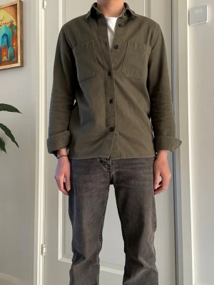 Overshirt - Säljer nu en riktigt snygg overshirt från Arket. Jättefint skick utan tecken på användning, storlek 48 vilket ungefär motsvarar S/M. Nypris 990kr. Hör gärna av dig med frågor eller funderingar!