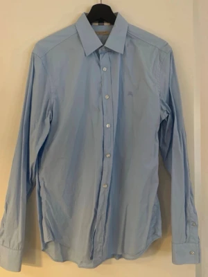 Burberry skjorta - Super fin burberry skjorta i storlek L, inga defekter eller liknande. Nypris 5000kr mitt pris 950kr, hör av er vid frågor. Mvh Trend closet