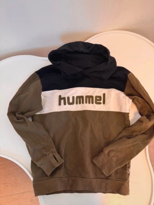 Hummel hoodie - En hoodie från Hummel i strl 146.   Tröjan är i gott skick. Hittar ingenting att anmärka på.