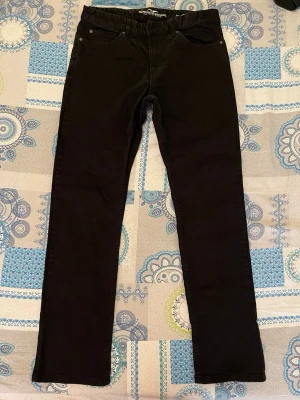 Svarta jeans från Hampton Republic - Säljer nya Hampton Republic jeans.            De är i bra skick och är i storleken W31/L32.                                                          Hör av dig om du är intresserad!